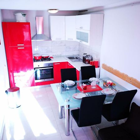 Apartman "Sabine Red" With Heated Pool 오미살즈 외부 사진