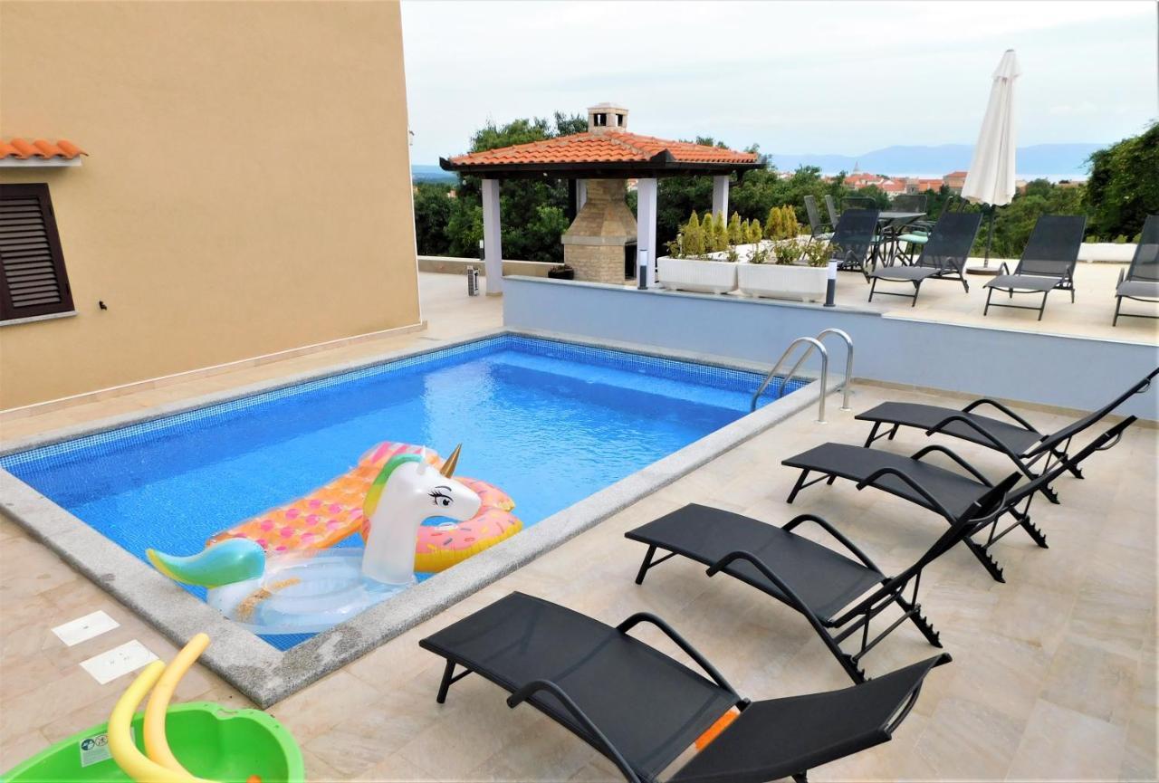 Apartman "Sabine Red" With Heated Pool 오미살즈 외부 사진