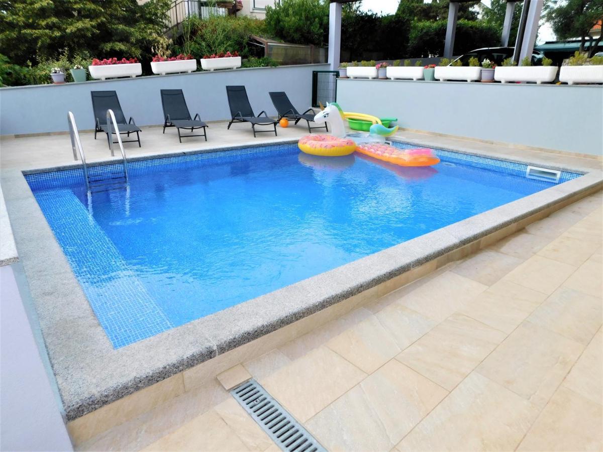 Apartman "Sabine Red" With Heated Pool 오미살즈 외부 사진
