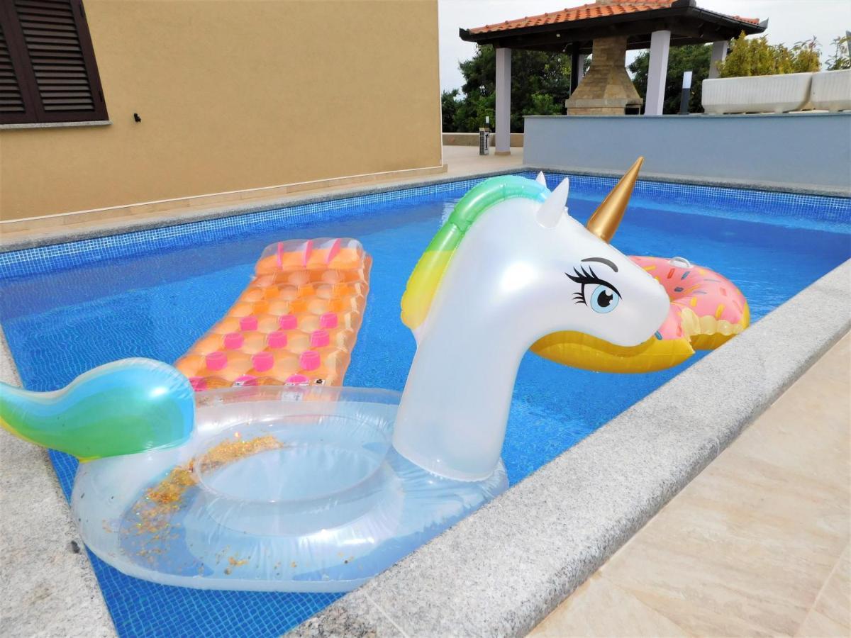 Apartman "Sabine Red" With Heated Pool 오미살즈 외부 사진