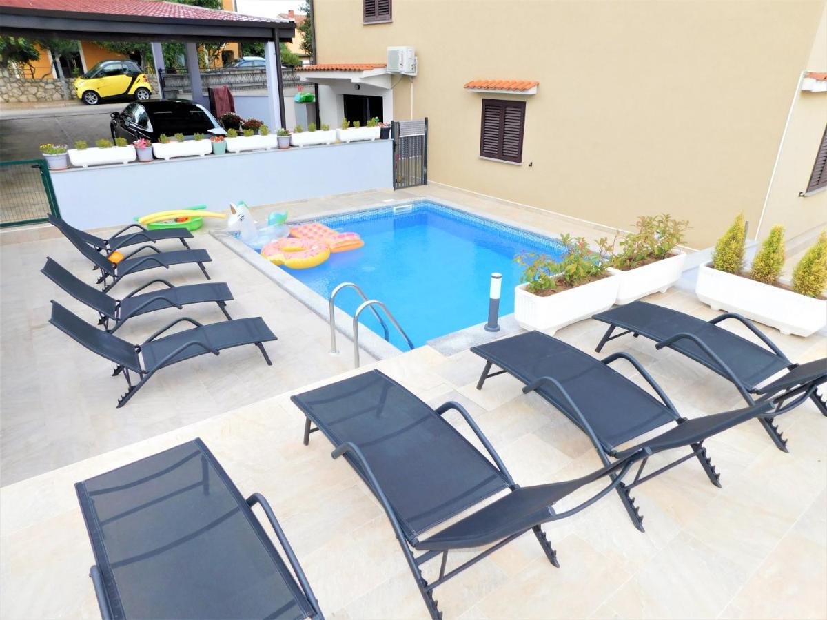 Apartman "Sabine Red" With Heated Pool 오미살즈 외부 사진