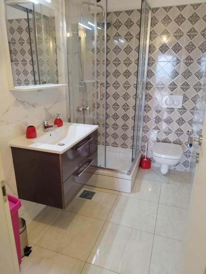 Apartman "Sabine Red" With Heated Pool 오미살즈 외부 사진