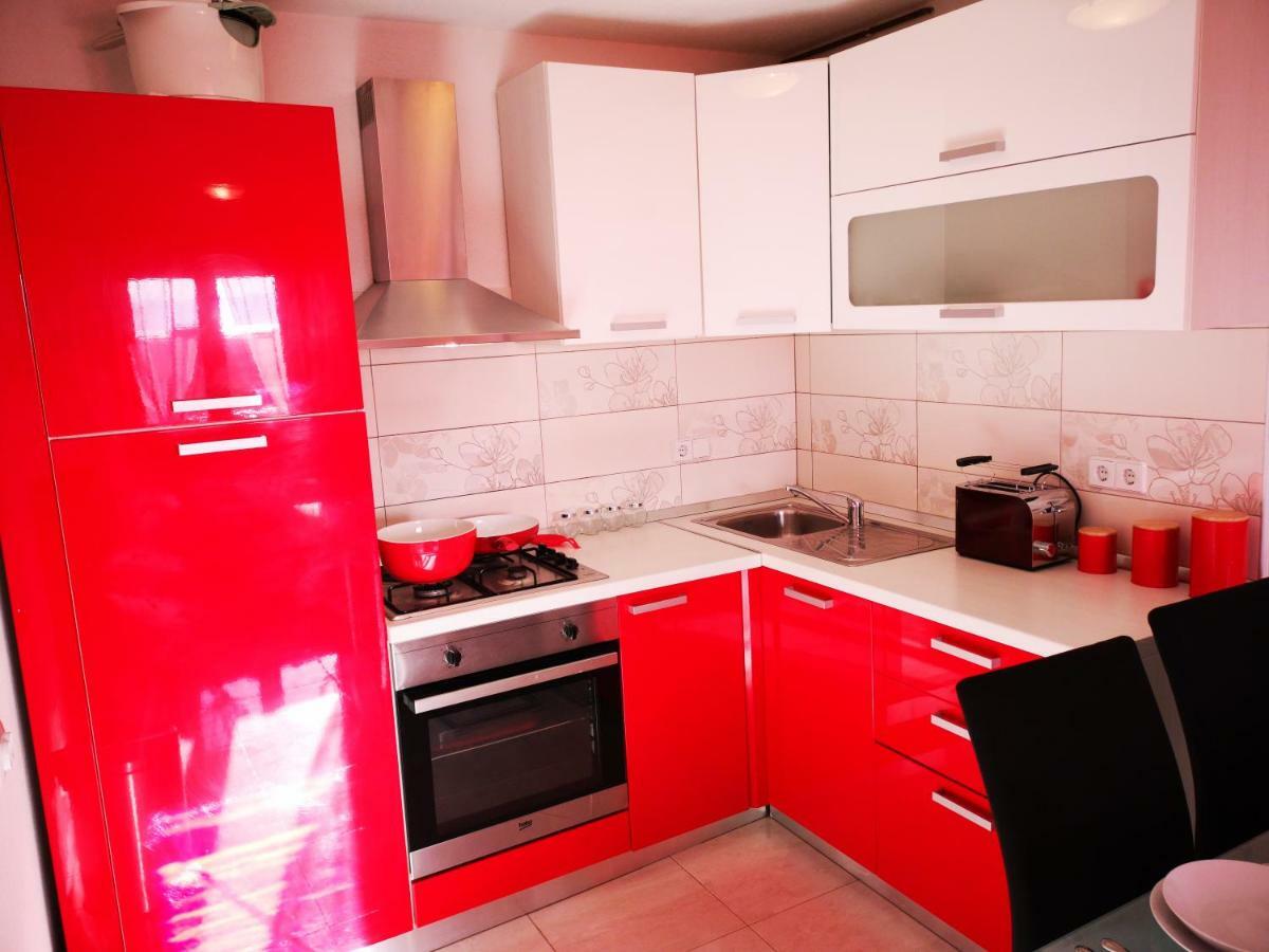 Apartman "Sabine Red" With Heated Pool 오미살즈 외부 사진