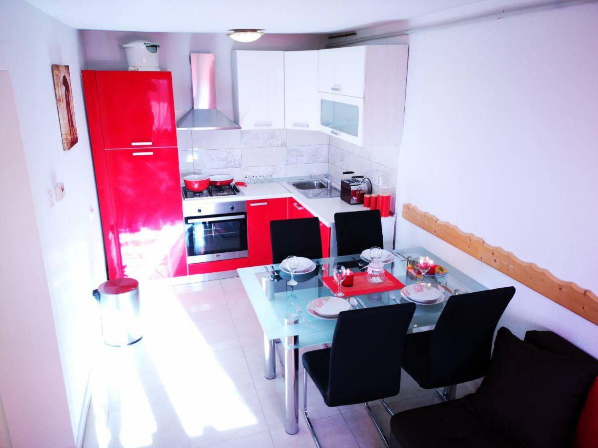 Apartman "Sabine Red" With Heated Pool 오미살즈 외부 사진