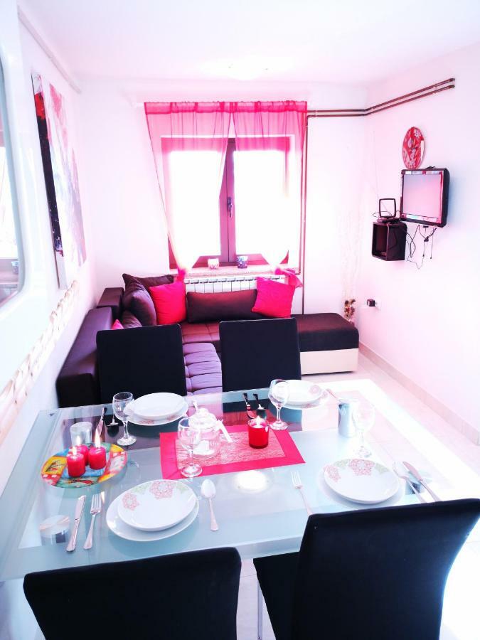 Apartman "Sabine Red" With Heated Pool 오미살즈 외부 사진