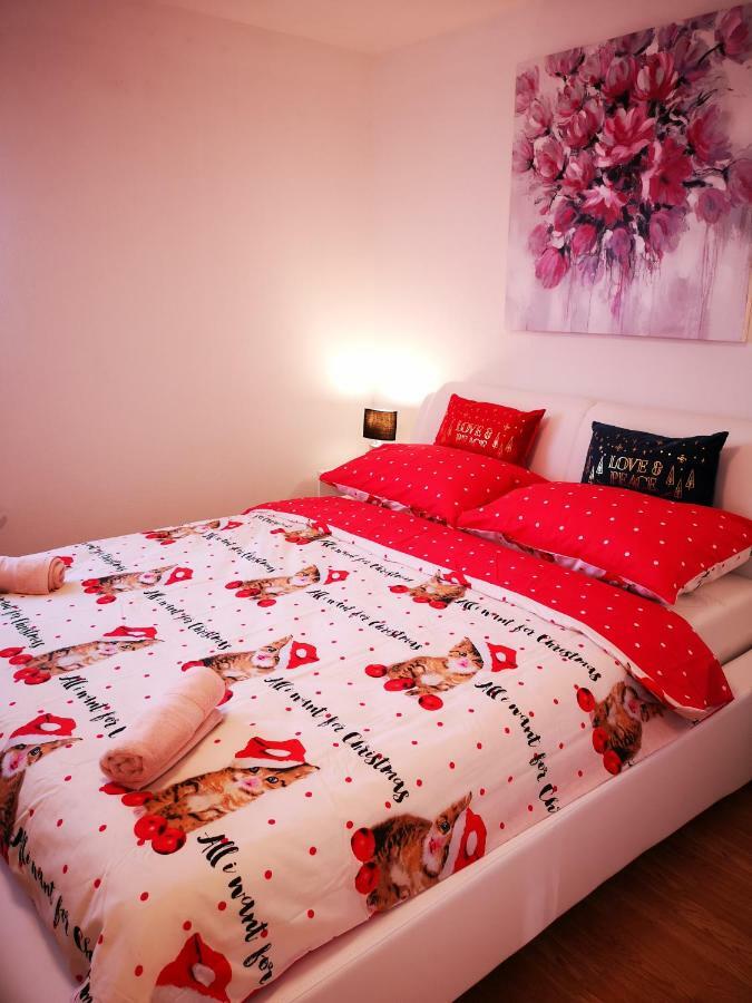 Apartman "Sabine Red" With Heated Pool 오미살즈 외부 사진