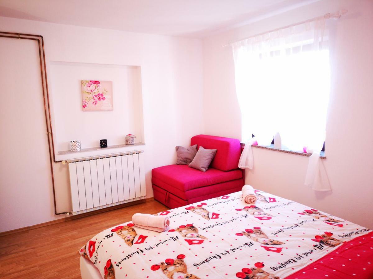 Apartman "Sabine Red" With Heated Pool 오미살즈 외부 사진