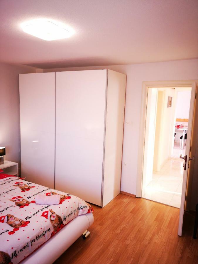 Apartman "Sabine Red" With Heated Pool 오미살즈 외부 사진