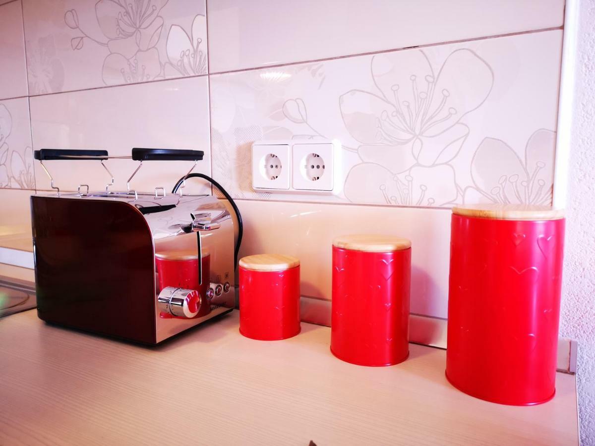 Apartman "Sabine Red" With Heated Pool 오미살즈 외부 사진