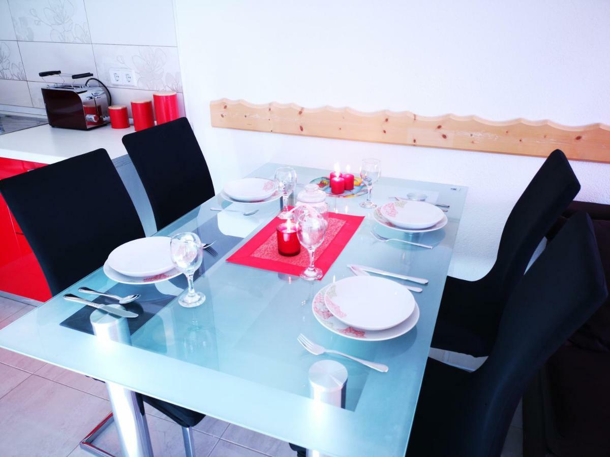 Apartman "Sabine Red" With Heated Pool 오미살즈 외부 사진