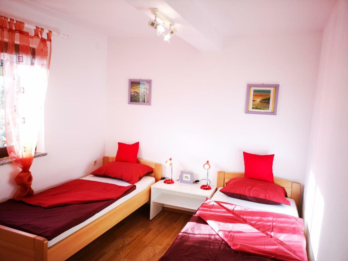 Apartman "Sabine Red" With Heated Pool 오미살즈 외부 사진