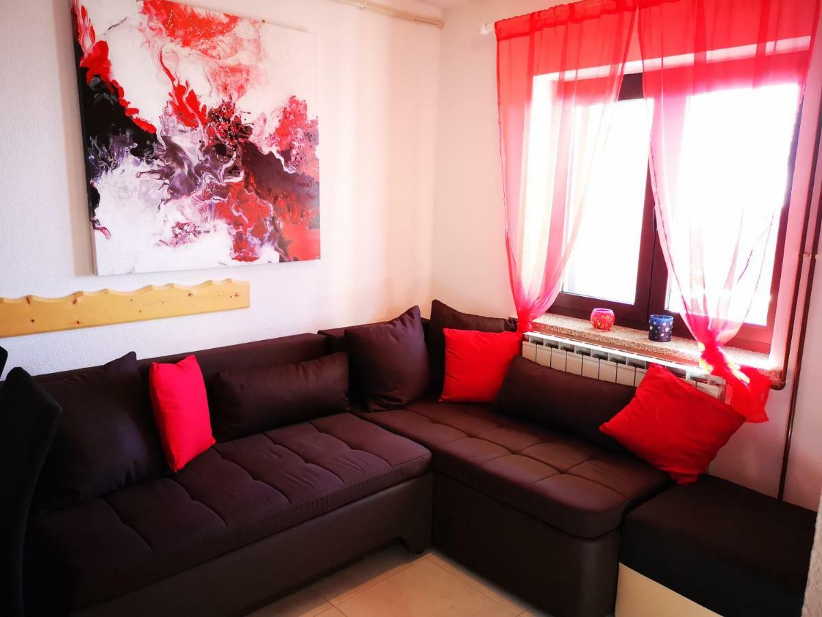 Apartman "Sabine Red" With Heated Pool 오미살즈 외부 사진