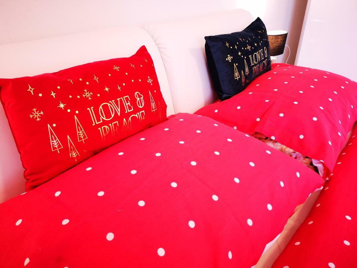 Apartman "Sabine Red" With Heated Pool 오미살즈 외부 사진