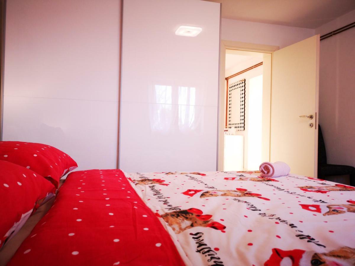 Apartman "Sabine Red" With Heated Pool 오미살즈 외부 사진