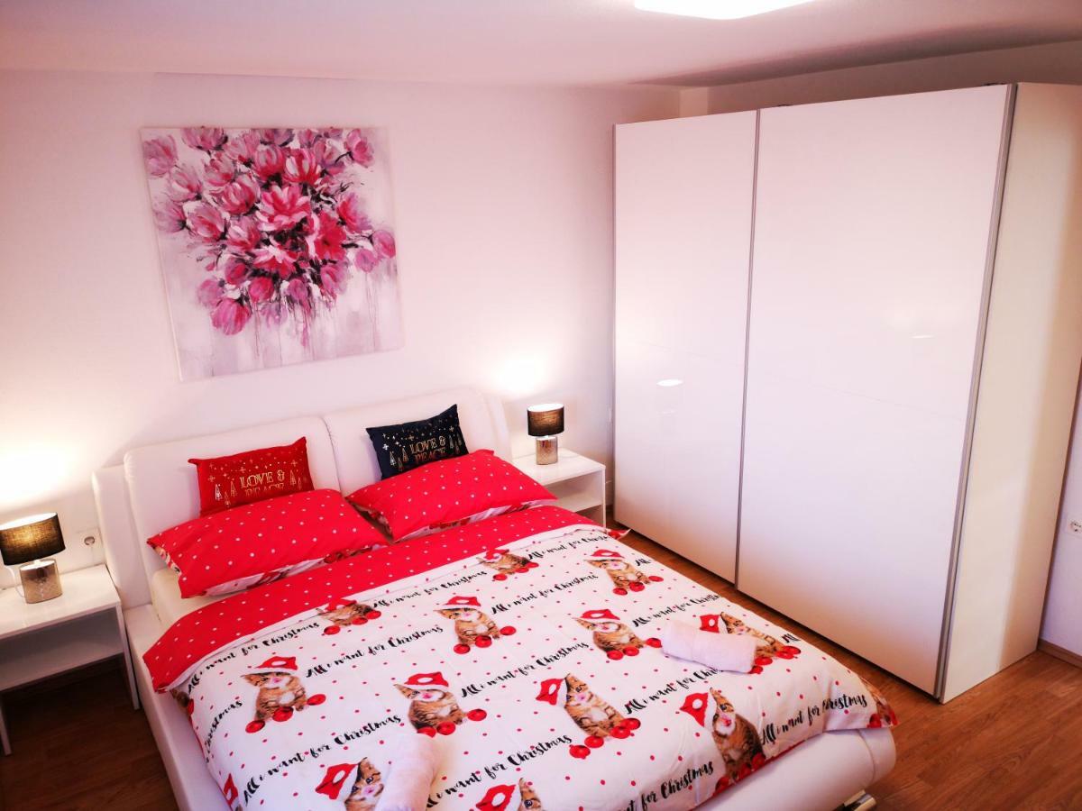 Apartman "Sabine Red" With Heated Pool 오미살즈 외부 사진