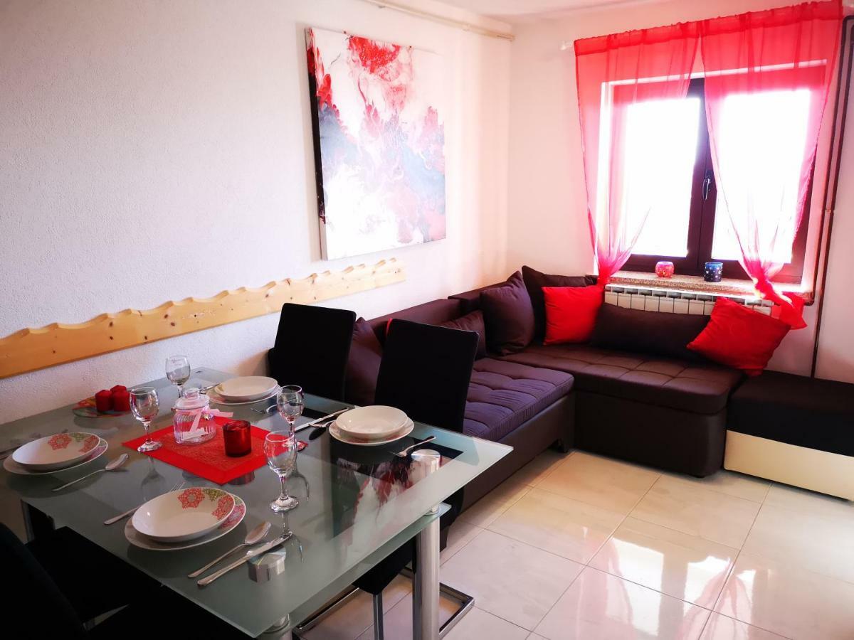 Apartman "Sabine Red" With Heated Pool 오미살즈 외부 사진